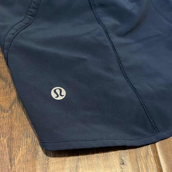Lululemon size 4 navy running shorts like new - Picture 3 of 4